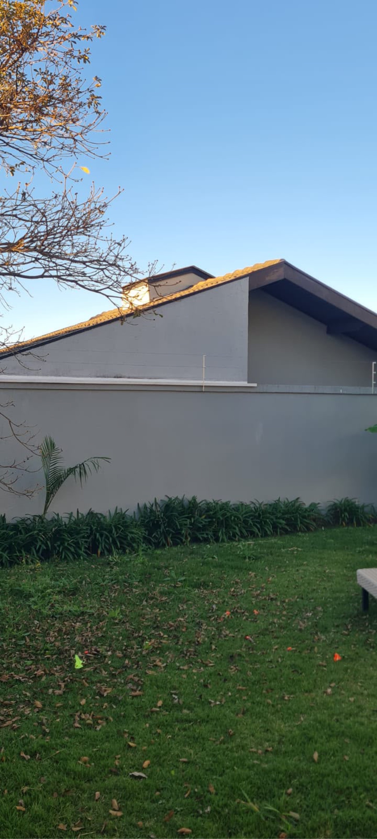 Casa com jardim e sistema de contenção instalado discretamente no muro